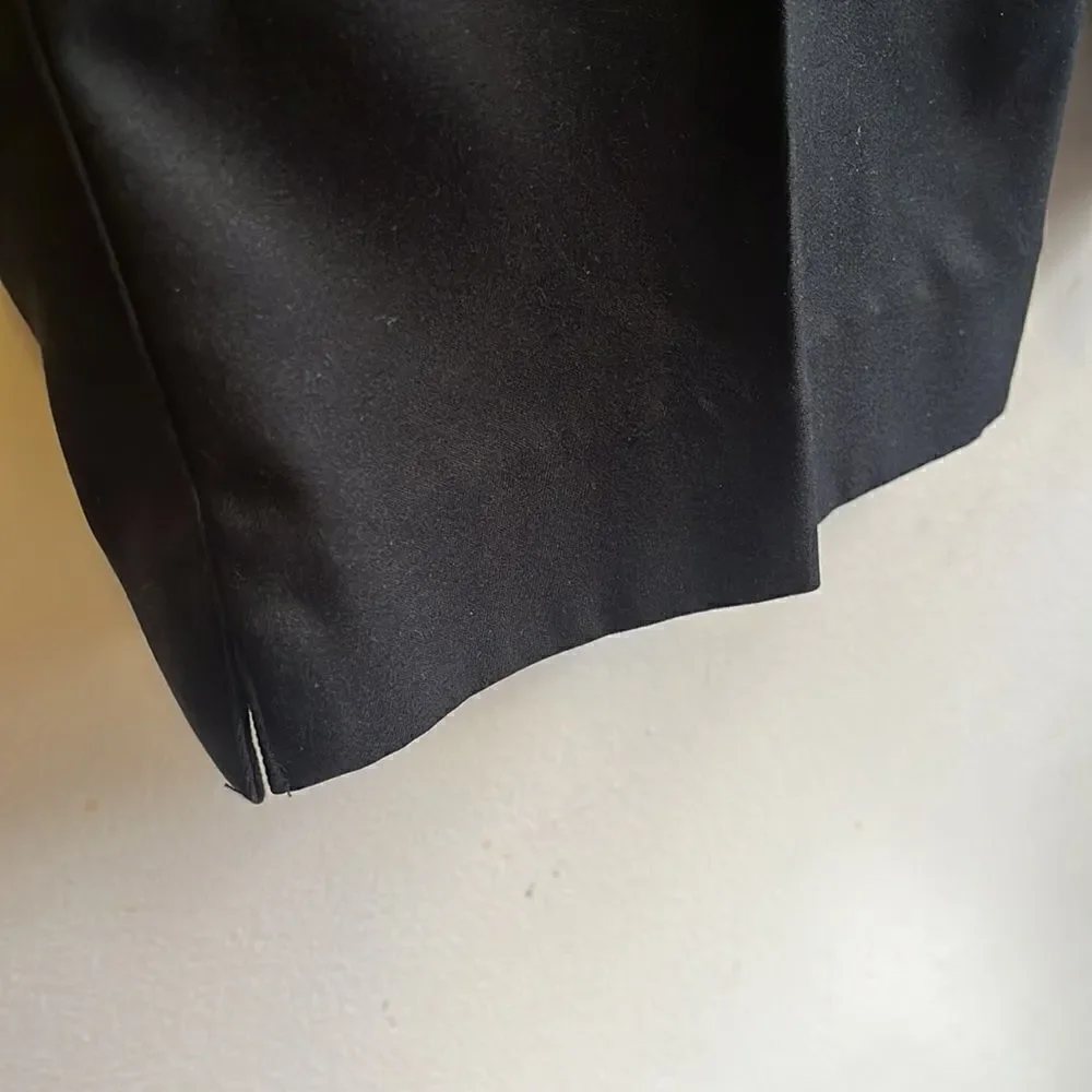EXCELLENT CONDITION WOMEN’S SIZE 6 BLACK TAIL BERMUDA SHORTS